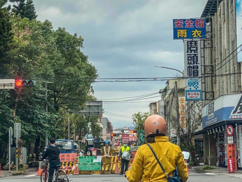 宜蘭市復興路一段因為施工因素,導致機車道時常封閉,路過的機車騎士不少就直接騎上了人行道通過|翻攝自宜蘭知識+粉絲專頁