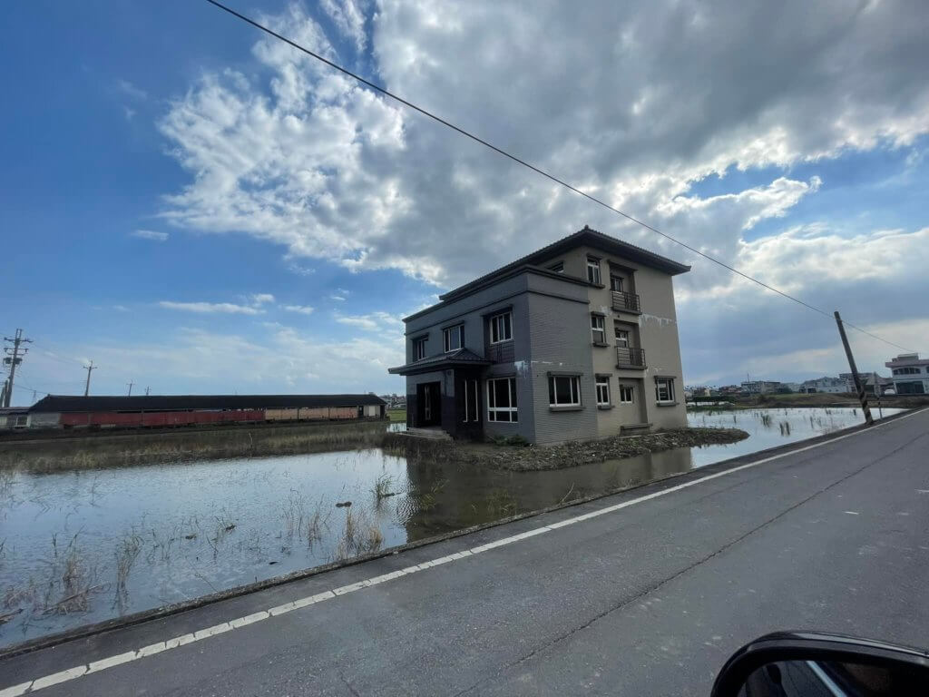 一棟四面環水的透天厝引起網友熱議|翻攝自報廢公社