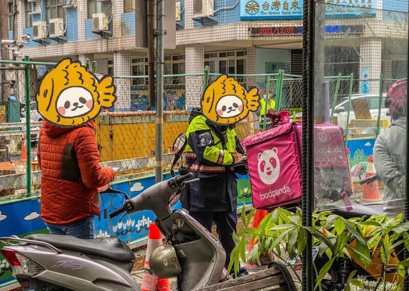 機車騎士被警察開單,包含騎車討生活的外送員都被罰|翻攝自宜蘭知識+粉絲專頁