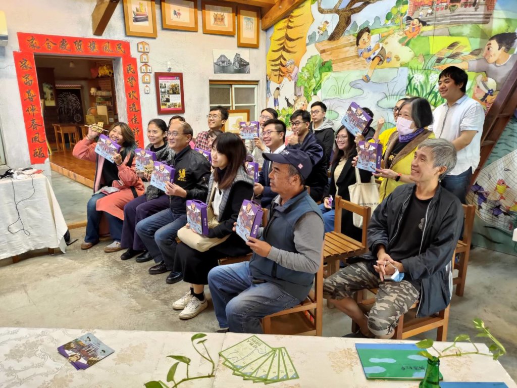 社區學校邀請在地的民宿和餐廳業者一同來試玩遊戲|圖:記者陳彥任攝