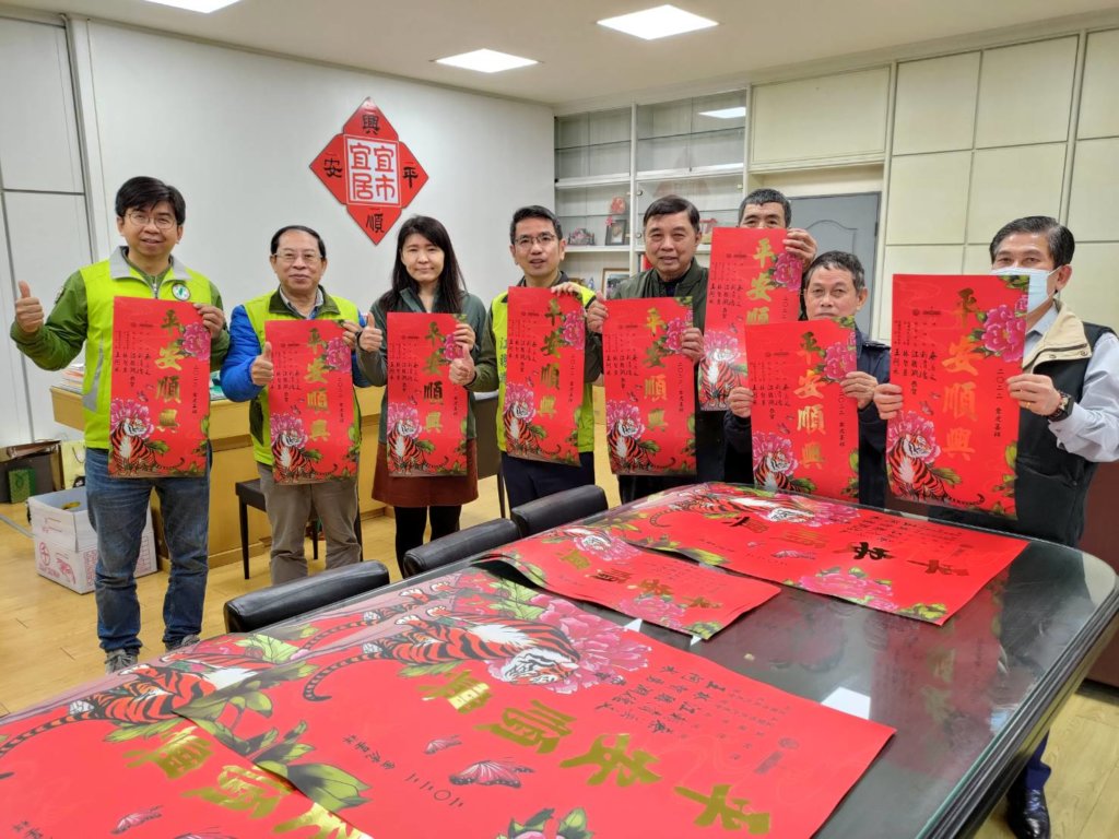 宜蘭高中美術老師陳新郁(左三)為市民創作2022年春聯|圖:記者陳彥任攝