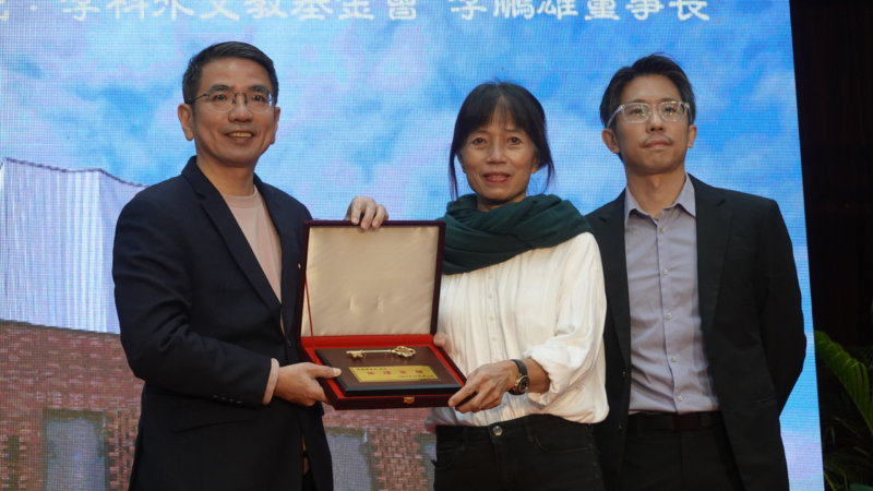 江聰淵頒發榮譽市民予李科永文教基金會李鵬雄董事長,由夫人代為接受|圖:記者陳彥任攝
