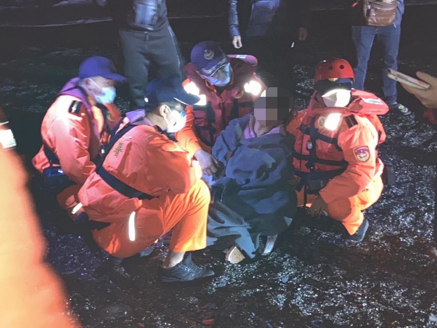 海巡人員安撫後,女子情緒逐漸穩定|海巡署第一巡防區指揮部提供