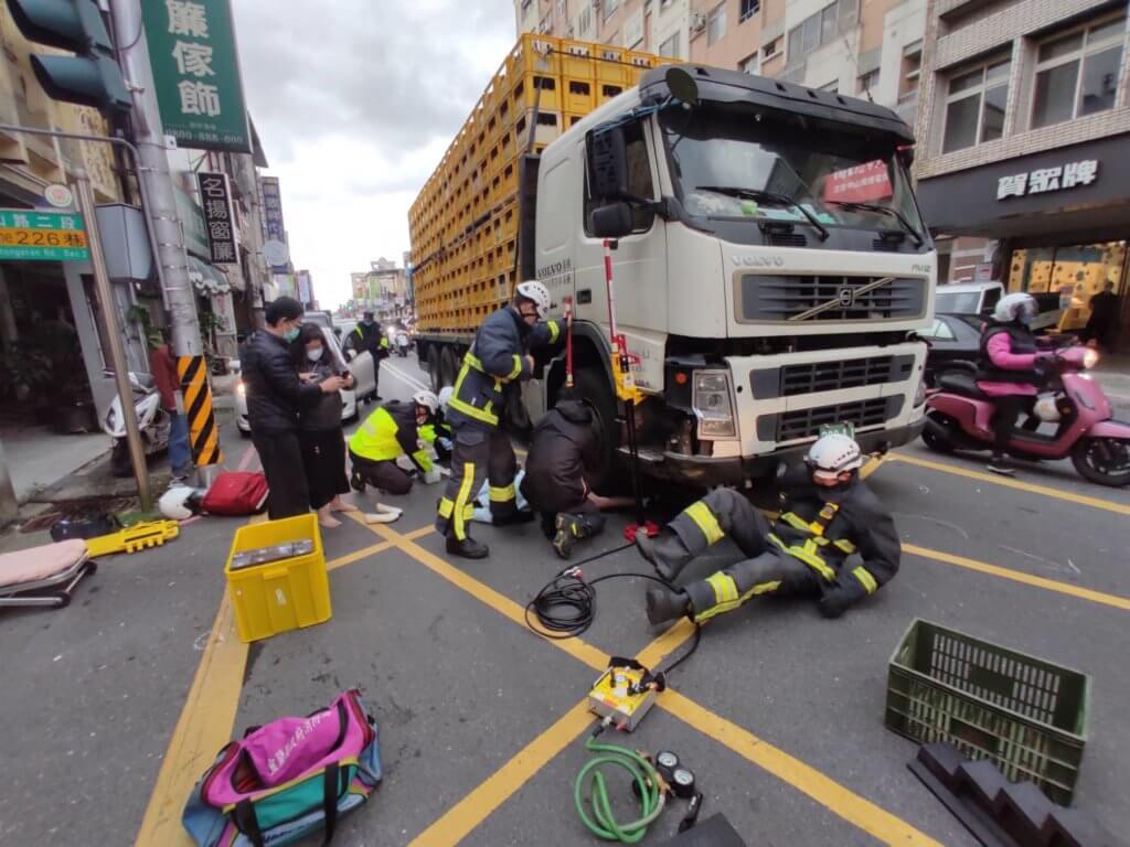 消防人員使用各式破壞器材搶救,才成功協助學生脫困|宜蘭縣政府消防局提供