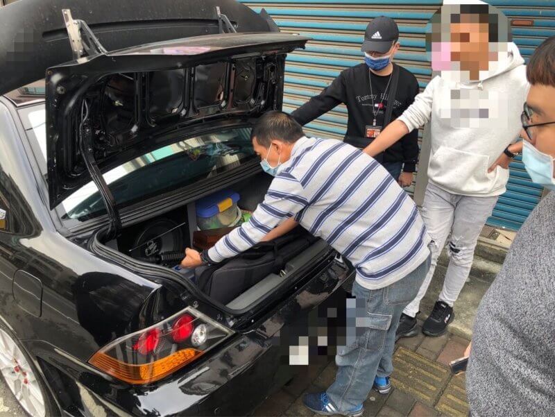 警方9日持搜索票到嫌犯家中逮人,查扣空氣長短槍共四把|宜蘭分局提供