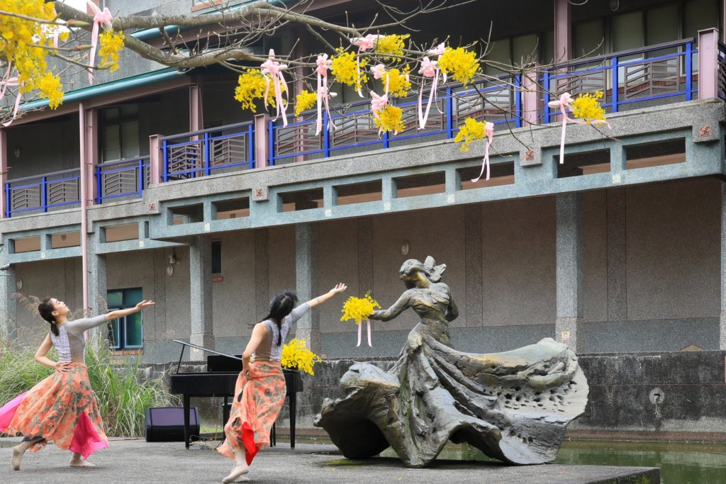 紀念舞展將邀請羅曼菲母校蘭陽女中舞蹈班,以及羅曼菲學生譚惠貞女士所帶領的水影舞集,發揚羅曼菲對舞蹈的熱愛;也邀請宜蘭團體如蘭陽舞蹈團、悅風舞集、汶凬舞集,舞出屬於宜蘭的曼妙身姿。|圖:宜蘭市公所提供