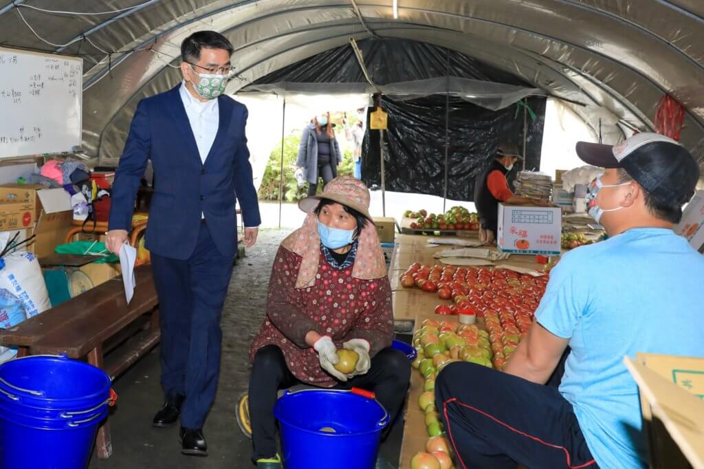 本次育成中心推廣課程「番茄與他們的產地」,透過番茄種類的介紹,以及產地的親身走訪,讓鄉親們能夠在假日體驗農村生活的樂趣,以及豐收所帶來的滿足感